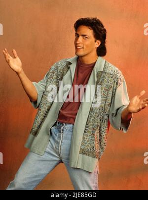 ANDREW SHUE à MELROSE PLACE (1992), dirigé par ANSON WILLIAMS, RICHARD LANG et CHARLES CORRELL. Crédit: FOX TELEVISION NETWORK/ORTHOGRAPHIE TV / Album Banque D'Images