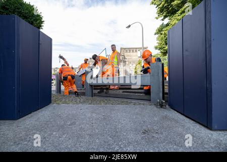 Dresde, Allemagne. 26th juin 2022. Les employés du Regiebetrieb Zentrale Technische Dienstleistungen (RB ZTDL) de la ville récupèrent un élément de protection contre les inondations dans une pile. Lors de l'installation d'essai du système de protection mobile contre les inondations dans le centre-ville de Dresde, des travaux d'entretien sont effectués sur le système, les éléments sont nettoyés et leur fonctionnalité testée. Credit: Daniel Schäfer/dpa/Alay Live News Banque D'Images