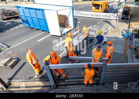 Dresde, Allemagne. 26th juin 2022. Les employés de la municipalité Regiebetrieb Zentrale Technische Dienstleistungen (RB ZTDL) effectuent des travaux de maintenance sur le système, nettoient les éléments et vérifient leur fonctionnement. Credit: Daniel Schäfer/dpa/Alay Live News Banque D'Images