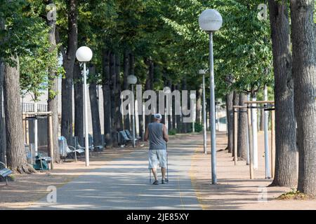 Dresde, Allemagne. 26th juin 2022. Un homme marche le long du Parlement saxon avec des bâtons de marche le dimanche matin. Credit: Daniel Schäfer/dpa/Alay Live News Banque D'Images