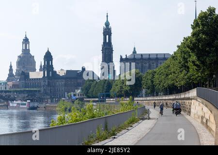 Dresde, Allemagne. 26th juin 2022. Plusieurs personnes sont en vélo le long de la piste cyclable d'Elbe le dimanche matin. Credit: Daniel Schäfer/dpa/Alay Live News Banque D'Images