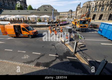 Dresde, Allemagne. 26th juin 2022. Installation d'essai du système de protection mobile contre les inondations dans le centre-ville. Les employés du Regisiebetrieb Zentrale Technische Dienstleistungen (RB ZTDL) de la ville réaliseront des travaux d'entretien sur le système, nettoieront les éléments et en vérifient le fonctionnement. Credit: Daniel Schäfer/dpa/Alay Live News Banque D'Images