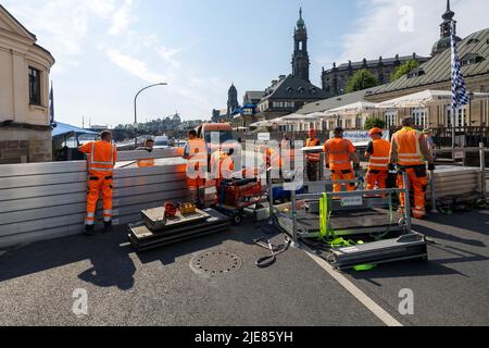 Dresde, Allemagne. 26th juin 2022. Les employés du Regiebetrieb Zentrale Technische Dienstleistungen (RB ZTDL) de la ville récupèrent un élément de protection contre les inondations dans une pile. Lors de l'installation d'essai du système de protection mobile contre les inondations dans le centre-ville de Dresde, des travaux d'entretien sont effectués sur le système, les éléments sont nettoyés et leur fonctionnalité testée. Credit: Daniel Schäfer/dpa/Alay Live News Banque D'Images