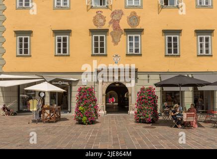 Les gens s'assoient en face d'un café de rue, Klagenfurt, Carinthie, Autriche Banque D'Images