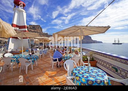 Vue depuis le restaurant au phare sur l'océan Atlantique, entrée du port à Puerto de Mogan, Grand Canary, îles Canaries, Espagne, Europe Banque D'Images