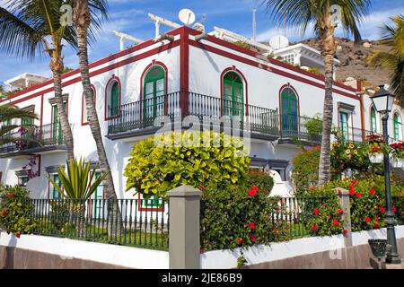 Maisons typiques des canaries à la promenade du port, Puerto de Mogan, Bougainvillea (Bougainvillea glabra), Grand Canary, îles Canaries, Espagne, Europe Banque D'Images