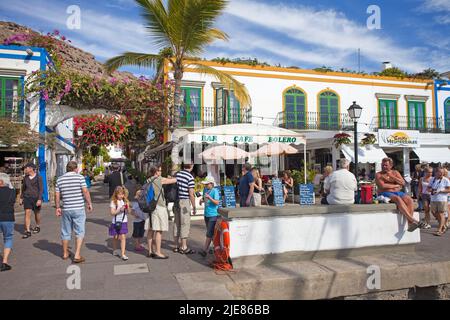 Restaurants et bars sur la promenade du port, décoration florale sur les arches dans les ruelles de Puerto de Mogan, Gran Canaria, îles Canaries, Espagne Banque D'Images