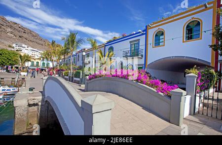 Décoration florale sur un pont au-dessus d'un chenal, Puerto de Mogan, Bougainvillea (Bougainvillea glabra), Grand Canary, îles Canaries, Espagne, Europe Banque D'Images