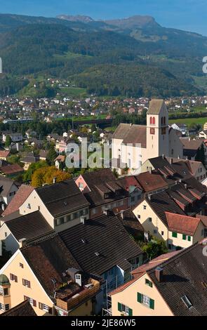 Le village historique surplombant le Rhin et la vallée de la SEEZ, Sargans CH Banque D'Images