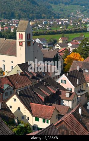 Le village historique surplombant le Rhin et la vallée de la SEEZ, Sargans CH Banque D'Images