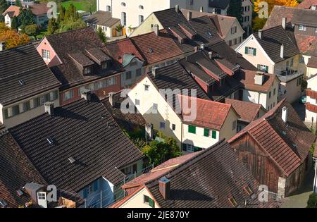 Le village historique surplombant le Rhin et la vallée de la SEEZ, Sargans CH Banque D'Images