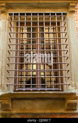 Grille de protection caractéristique sur un bâtiment historique à Lucques Banque D'Images