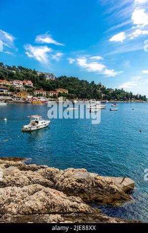 Promenade d'été sur la plage dans la ville portuaire de Rabac - Istria - Croatie Banque D'Images
