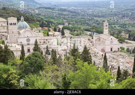 Cathédrale Saint-Rufino et cathédrale Saint-Clare, Assise, Ombrie, Italie. Assisi est une ville de la province de Pérouse dans la région de l'Ombrie, sur le wester Banque D'Images