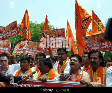 New Delhi, New Delhi, Inde. 26th juin 2022. L'unité de delhi Shiv Sena, partisans du ministre en chef du maharashtra, Uddhav Thackeray, protestant en sa faveur à Jantar Mantar, exprimant leur colère en soulevant des slogans contre et en exigeant un gouvernement central pour résoudre l'état de crise politique, dimanche à New Delhi, en Inde (Credit image: © Ravi Batra/ZUMA Press Wire) Credit: ZUMA Press, Inc./Alay Live News Banque D'Images