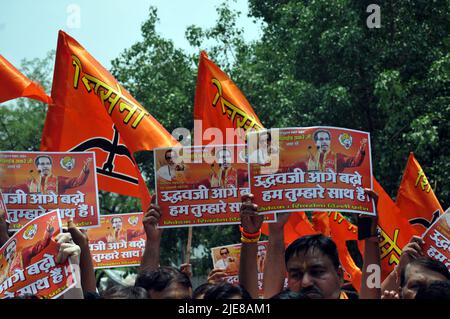 New Delhi, New Delhi, Inde. 26th juin 2022. L'unité de delhi Shiv Sena, partisans du ministre en chef du maharashtra, Uddhav Thackeray, protestant en sa faveur à Jantar Mantar, exprimant leur colère en soulevant des slogans contre et en exigeant un gouvernement central pour résoudre l'état de crise politique, dimanche à New Delhi, en Inde (Credit image: © Ravi Batra/ZUMA Press Wire) Credit: ZUMA Press, Inc./Alay Live News Banque D'Images