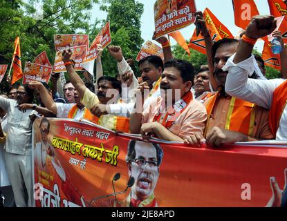 New Delhi, New Delhi, Inde. 26th juin 2022. L'unité de delhi Shiv Sena, partisans du ministre en chef du maharashtra, Uddhav Thackeray, protestant en sa faveur à Jantar Mantar, exprimant leur colère en soulevant des slogans contre et en exigeant un gouvernement central pour résoudre l'état de crise politique, dimanche à New Delhi, en Inde (Credit image: © Ravi Batra/ZUMA Press Wire) Credit: ZUMA Press, Inc./Alay Live News Banque D'Images
