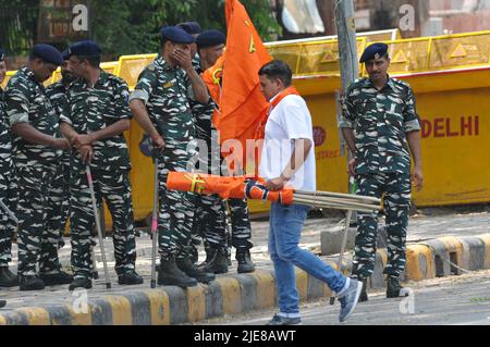 New Delhi, New Delhi, Inde. 26th juin 2022. L'unité de delhi Shiv Sena, partisans du ministre en chef du maharashtra, Uddhav Thackeray, protestant en sa faveur à Jantar Mantar, exprimant leur colère en soulevant des slogans contre et en exigeant un gouvernement central pour résoudre l'état de crise politique, dimanche à New Delhi, en Inde (Credit image: © Ravi Batra/ZUMA Press Wire) Credit: ZUMA Press, Inc./Alay Live News Banque D'Images