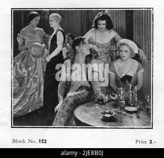 Photo publicité Bloc de HENRY KENDALL BETTY AMANN et JOAN BARRY dans RICHE ET ÉTRANGE 1931 réalisateur ALFRED HITCHCOCK roman Dale Collins adaptation Alfred Hitchcock scénario Alma Reville et Val Valentine British International Pictures (BIP) / Wardour films Banque D'Images