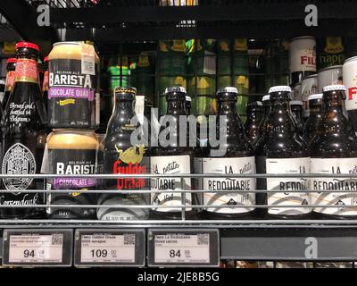 23.06.2022, Ukraine, Kharkov, supermarché d'épicerie. Une étagère avec bière dans un supermarché, une grande sélection de bière en boîtes Banque D'Images