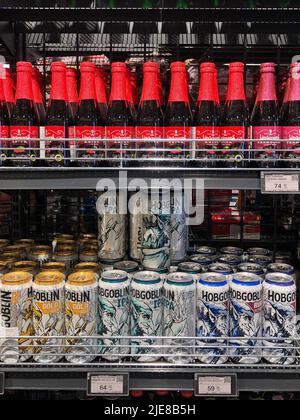 23.06.2022, Ukraine, Kharkov, supermarché d'épicerie. Une étagère avec bière dans un supermarché, une grande sélection de bière en boîtes Banque D'Images