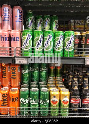 23.06.2022, Ukraine, Kharkov, supermarché d'épicerie. Une étagère avec bière dans un supermarché, une grande sélection de bière en boîtes Banque D'Images