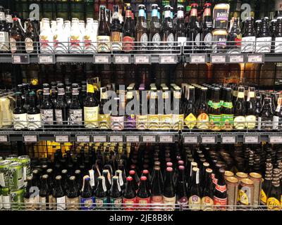 23.06.2022, Ukraine, Kharkov, supermarché d'épicerie. Une étagère avec bière dans un supermarché, une grande sélection de bière en boîtes Banque D'Images