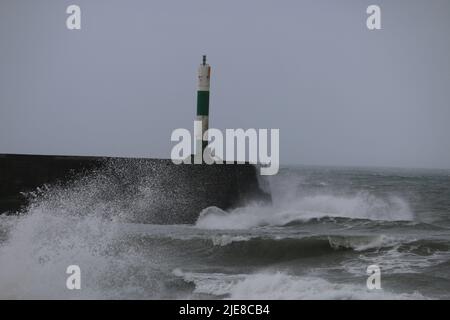 Aberystwyth pays de Galles Royaume-Uni météo 26 juin 2022 . Un jour de tempête sur la côte ouest du pays de Galles, de forts vents et des averses éparses continuent, les mers bâclées éclailent la lumière du port et la promenade défenses, le bateau de vie est appelé . Crédit : mike davies/Alamy Live News Banque D'Images