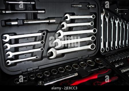 Clés et écrous sur boîte noire Banque D'Images