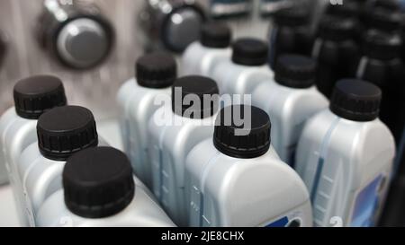 Huile moteur dans une bouteille en plastique. Vitrines de magasin Banque D'Images