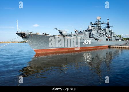 KRONSHTADT, RUSSIE - 11 AOÛT 2021 : destroyer russe « Bespokoyny » dans le parc Patriot, le jour ensoleillé d'août Banque D'Images