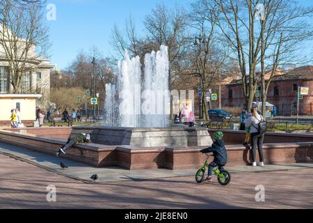 KRONSHTADT, RUSSIE - 01 MAI 2022 : le jour de mai ensoleillé à la fontaine de la ville. Kronstadt Banque D'Images