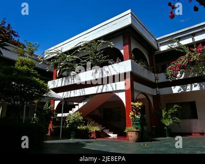 Le Broadway court Apartelle Hôtel du jardin de la cour à Quezon City, Philippines Banque D'Images