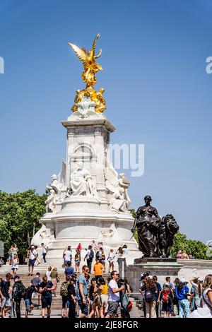 Victoria Memorial, monument à la reine Victoria en marbre et bronze, au bout du Mall à Londres, en face de Buckingham Palace, Londres, Angleterre Banque D'Images