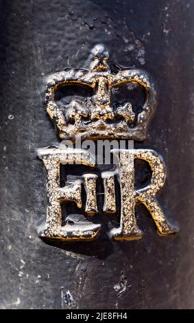 Le cypher de la reine Elizabeth II, 'EiiR', debout pour Elizabeth II Regina, surmontée de la couronne St. Edward, sur une clôture devant le palais de Buckingham Banque D'Images