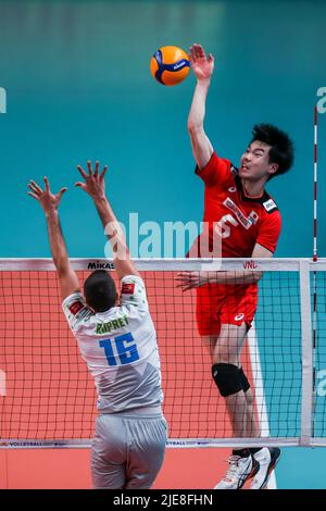 Ville de Quezon. 26th juin 2022. Le Japon Tatsunori Otsuka (R) pointe le ballon lors du match de la FIVB Volleyball Nations League Men's Pool 3 entre le Japon et la Slovénie dans la ville de Quezon, aux Philippines sur 26 juin 2022. Crédit: Rouelle Umali/Xinhua/Alamy Live News Banque D'Images