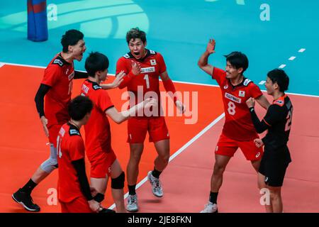 Ville de Quezon. 26th juin 2022. Les joueurs du Japon célèbrent après avoir obtenu leur score lors du match de la FIVB Volleyball Nations League Men's Pool 3 entre le Japon et la Slovénie à Quezon City, aux Philippines, sur 26 juin 2022. Crédit: Rouelle Umali/Xinhua/Alamy Live News Banque D'Images