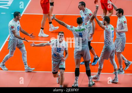 Ville de Quezon. 26th juin 2022. Les joueurs de Slovénie célèbrent après avoir obtenu leur score lors du match de la FIVB Volleyball Nations League Men's Pool 3 entre le Japon et la Slovénie à Quezon City, aux Philippines, sur 26 juin 2022. Crédit: Rouelle Umali/Xinhua/Alamy Live News Banque D'Images