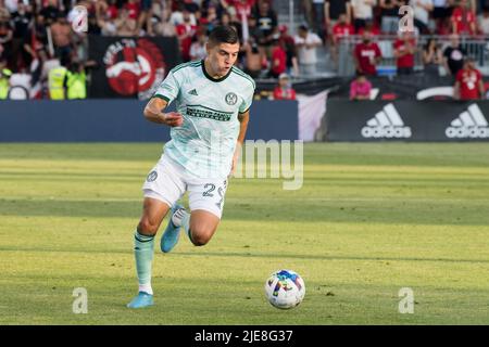 Toronto, Canada. 25th juin 2022. Ronaldo Cisneros (29) en action pendant le match MLS entre le Toronto FC et le Atlanta United FC à BMO Field. Le match s'est terminé en 2-1 pour Toronto FC. (Photo par Angel Marchini/SOPA Images/Sipa USA) crédit: SIPA USA/Alay Live News Banque D'Images
