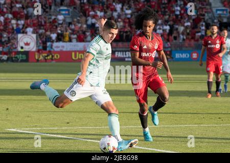 Toronto, Canada. 25th juin 2022. Ronaldo Cisneros (29) et Jayden Nelson (11) en action pendant le match MLS entre le Toronto FC et le Atlanta United FC à BMO Field. Le match s'est terminé en 2-1 pour Toronto FC. (Photo par Angel Marchini/SOPA Images/Sipa USA) crédit: SIPA USA/Alay Live News Banque D'Images