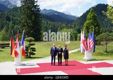 LE président AMÉRICAIN Joe Biden avec le chancelier allemand OLAF Scholz et la femme de Scholz Britta Ernst, lors de la cérémonie officielle d'accueil lors du sommet de G7 à Schloss Elmau, dans les Alpes bavaroises, en Allemagne. Date de la photo: Dimanche 26 juin 2022. Banque D'Images