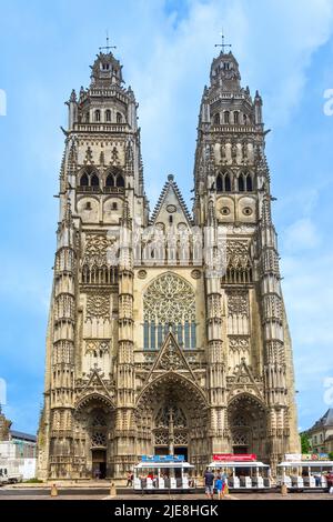 Façade ouest de style roman de la cathédrale Saint-Gatien du 12th/16th siècle, Tours, Indre-et-Loire (37), France. Banque D'Images