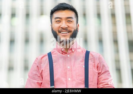 Gros plan d'un homme asiatique souriant à l'extérieur Banque D'Images