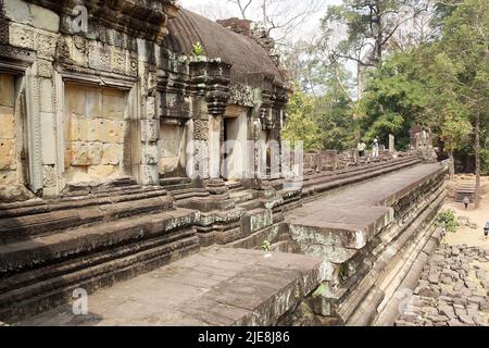 Les touristes se promeuvent le long de la chaussée en grès jusqu'au temple de Baphuon, situé à Angkor Thom, au nord-ouest de Bayon, Angkor, Siem Reap, Cambodge. La mise en garde Banque D'Images