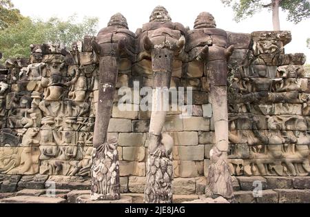 Les têtes d'éléphant de l'un des cinq escaliers de la terrasse des éléphants de 300 mètres, Angkor Thom, Angkor, Siem Reap, Cambodge. Terrasse de l'e Banque D'Images