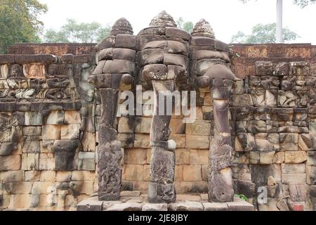 Les têtes d'éléphant de l'un des cinq escaliers de la terrasse des éléphants de 300 mètres, Angkor Thom, Angkor, Siem Reap, Cambodge. Terrasse de l'e Banque D'Images