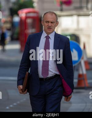 Londres, Angleterre, Royaume-Uni. 26th juin 2022. Le chef des libéraux-démocrates Sir Ed DAVEY arrive à la BBC New Broadcasting House avant d'être présenté dimanche matin sur un spectacle politique. (Credit image: © Tayfun Salci/ZUMA Press Wire) Credit: ZUMA Press, Inc./Alay Live News Banque D'Images