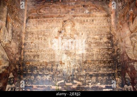 Le bas relief sur le mur intérieur de la tour de cordon aux ruines du temple de Prasat Kravan, Angkor, Siem Reap, cambodge. Huit Vishnu armés entourés de t Banque D'Images