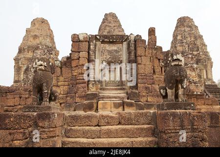 Les gardiens de lion aux ruines du temple de Mebon est, Angkor, Siem Reap, Cambodge. Le temple de Mebon est a été construit dans la seconde moitié du 10th siècle. Construit Banque D'Images