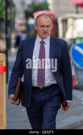 Londres, Angleterre, Royaume-Uni. 26th juin 2022. Le chef des libéraux-démocrates Sir Ed DAVEY arrive à la BBC New Broadcasting House avant d'être présenté dimanche matin sur un spectacle politique. (Credit image: © Tayfun Salci/ZUMA Press Wire) Credit: ZUMA Press, Inc./Alay Live News Banque D'Images